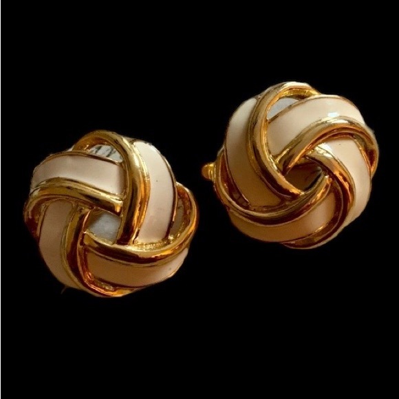 Trifari Vintage Gold Tone Clip On Designer Woman’s Fashion Jewelry Earrings - Picture 3 of 6